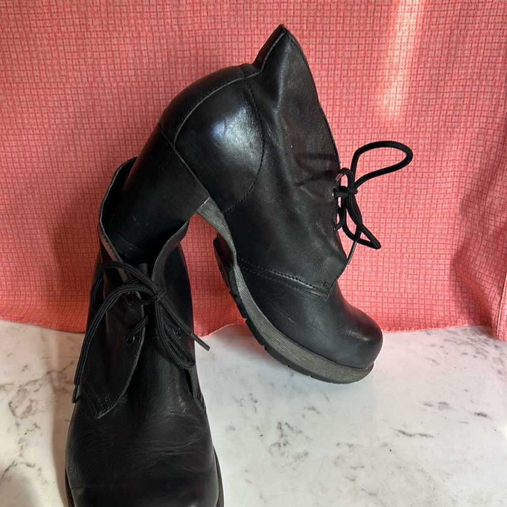 9 1/2 Doc Martens - L black leather booties - USED CONDITION